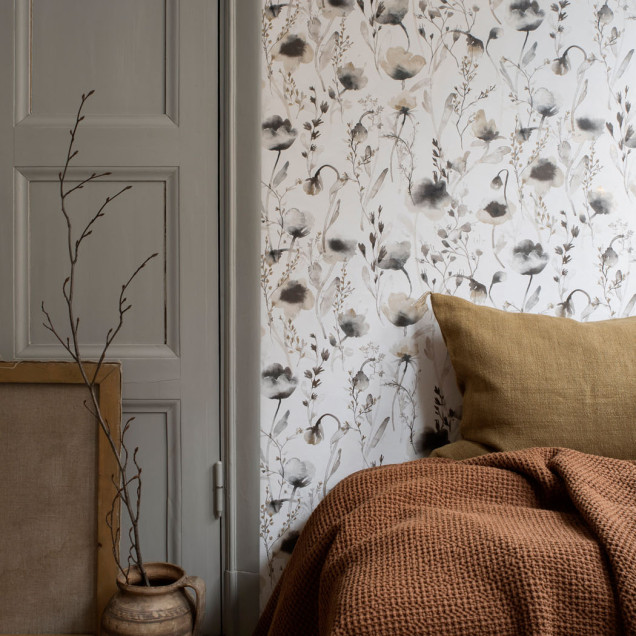 Tapet cu flori delicate Lo Hazel, perfect pentru un dormitor elegant si relaxant.