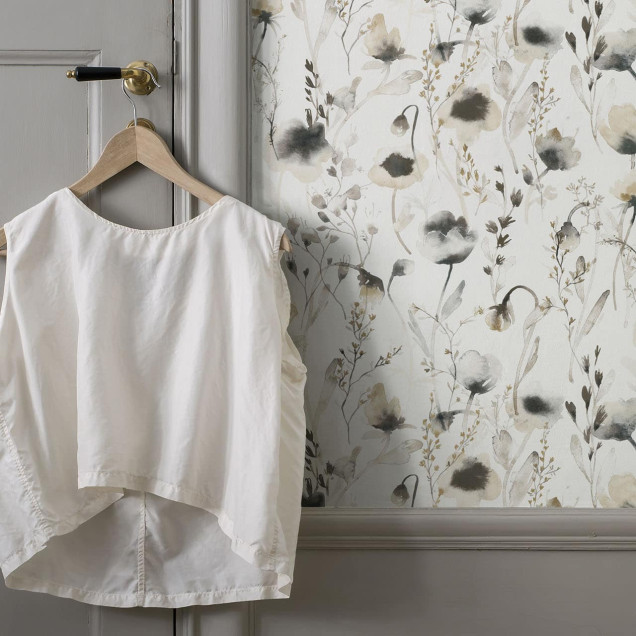 Tapet cu flori delicate Lo Hazel, perfect pentru un dormitor elegant si relaxant.