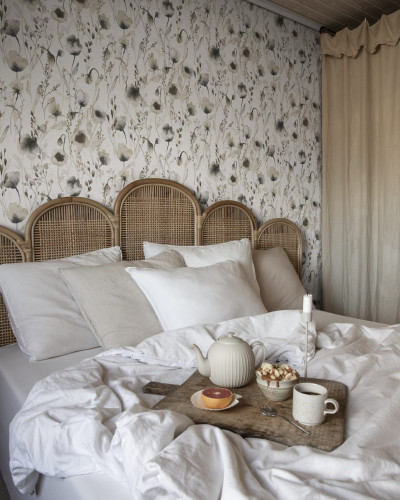 Tapet cu flori delicate Lo Hazel, perfect pentru un dormitor elegant si relaxant.
