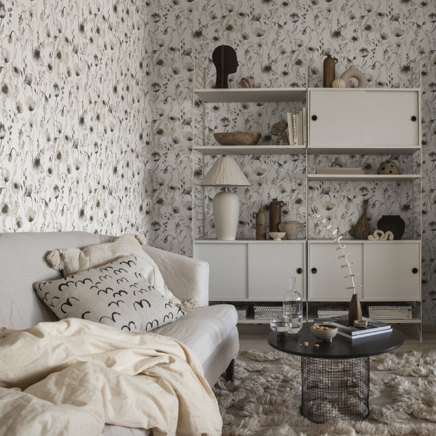 Tapet cu flori delicate Lo Hazel, perfect pentru un dormitor elegant si relaxant.