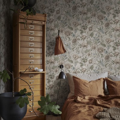 Tapet floral cu flori de magnolie, plante și frunze care se intersectează într-un model luxuriant.