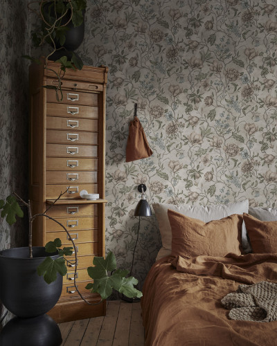 Tapet floral cu flori de magnolie, plante și frunze care se intersectează într-un model luxuriant.