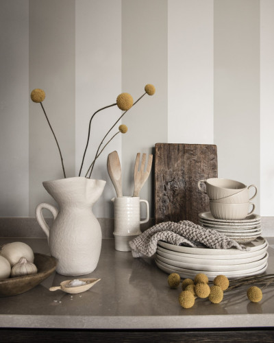 Tapet cu dungi verticale in nuanțe neutre, decorat cu flori uscate si elemente decorative.