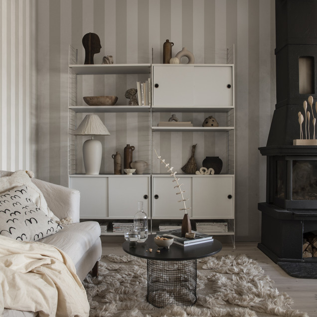 Tapet cu dungi verticale in nuanțe neutre, decorat cu flori uscate si elemente decorative.