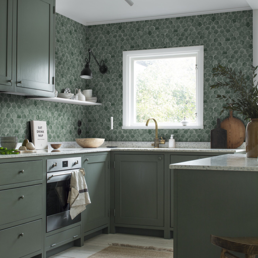 Tapet lavabil cu design modern si elegant, in nuante de verde-albastru, cu un model geometric subtil. Tapetul este prezentat intr-un interior modern, in bucatarie.
