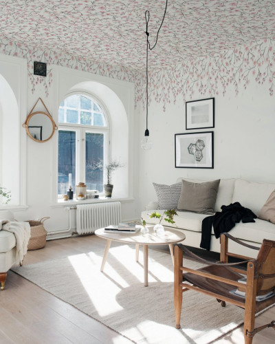 Tapet Sakura Mural Pink cu flori de cires roz pe un perete din living