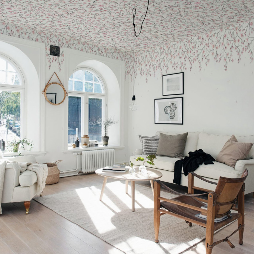 Tapet Sakura Mural Pink cu flori de cires roz pe un perete din living