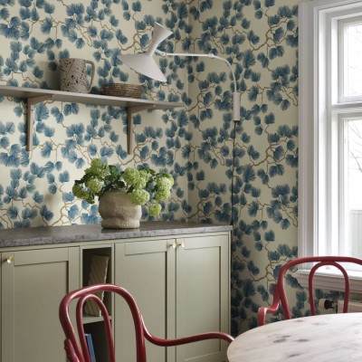 Tapet lavabil cu design elegant de ramuri de pin albastre pe fond crem. Ideal pentru living, dormitor sau hol.