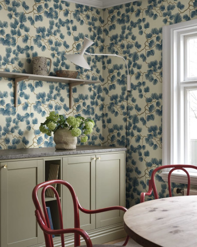 Tapet lavabil cu design elegant de ramuri de pin albastre pe fond crem. Ideal pentru living, dormitor sau hol.