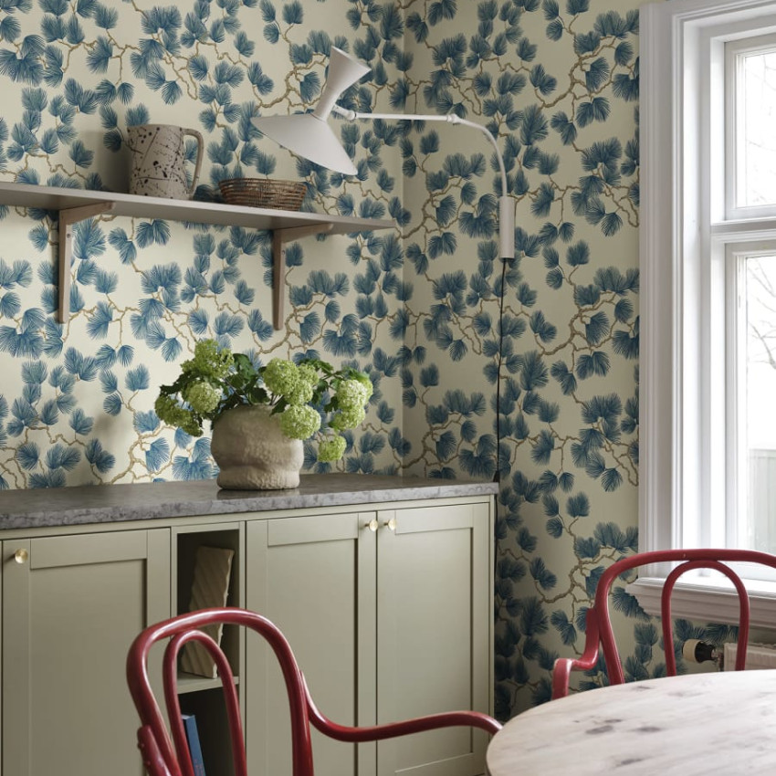 Tapet lavabil cu design elegant de ramuri de pin albastre pe fond crem. Ideal pentru living, dormitor sau hol.