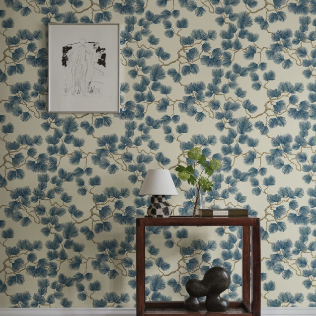 Tapet lavabil cu design elegant de ramuri de pin albastre pe fond crem. Ideal pentru living, dormitor sau hol.
