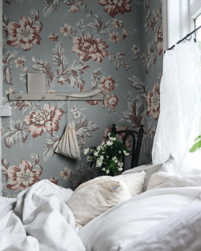 Tapet floral elegant Kajsa Sky Blue, cu nuanțe delicate de albastru și roz
