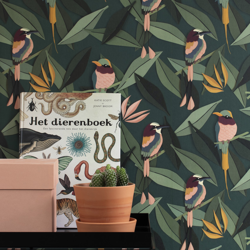 Tapet Studio Ditte SDT-BIRD. Conține culorile: Verde, Verde-Albastru, Galben, Galben Nisip, Verde, Verde Reseda, Violet, Violet Bordeaux, Roz, Roz Deschis