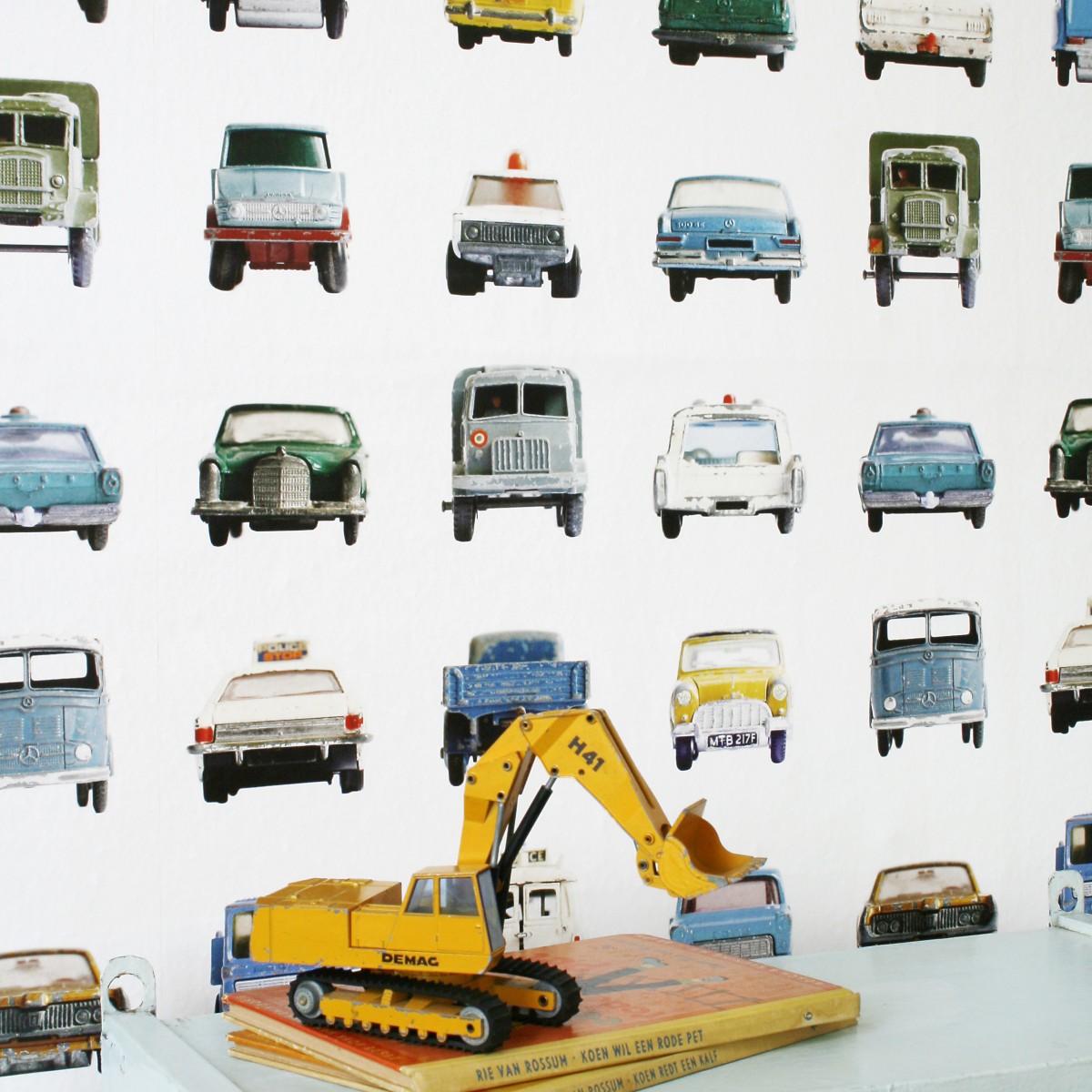 Tapet Studio Ditte SDT-CAR. Conține culorile: Albastru, Albastru Deschis, Galben, Galben Lămâie, Roșu, Roșu Orient, Galben, Galben Soare, Roșu, Roșu Luminos