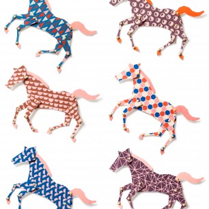 Tapet Studio Ditte SDT-HORSE. Conține culorile: Albastru, Albastru-Violet, Portocaliu, Portocaliu-Roșu deschis, Roz, Roz Deschis, Maro, Maro Cupru, Violet, Violet Bordeaux