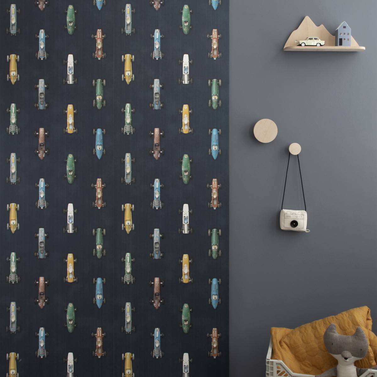 Tapet Studio Ditte SDT-RACECD. Conține culorile: Albastru, Albastru Oțel, Galben, Galben Matura, Maro, Maro-Portocaliu, Verde, Verde Patină, Albastru, Albastru Pastel