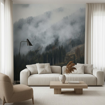 Fototapet personalizat cu o pădure densă pe un versant muntos, învăluită în ceață densă, într-un dormitor modern cu pat alb și noptiere din lemn.