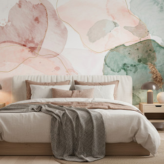 Dormitor modern amenajat cu tapet abstract personalizat Earth Brush Gold, cu pete mari de culoare în nuanțe de roz pal și verde mentă, conturate de linii aurii. Patul dublu cu lenjerie bej și noptiere din lemn completează ambientul relaxant.