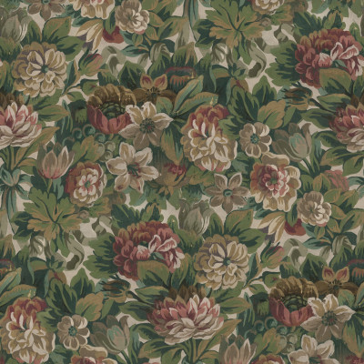 Tapet cu un design floral bogat, predominant verde și roșu, aplicat pe pereții unei bucătării moderne