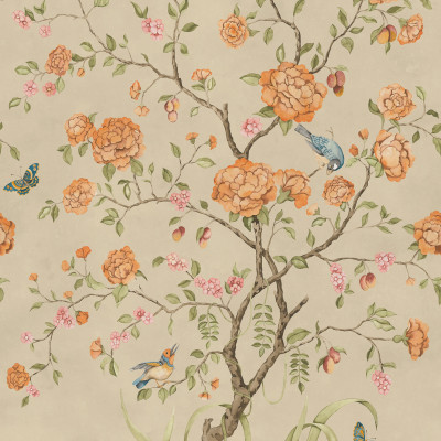 Tapet Chinoiserie Botanica cu flori galbene, pasari albastre si fluturi, aplicat pe peretele unui dormitor.