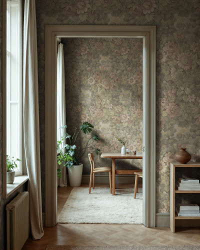 Tapet cu un model floral complex în nuanțe de verde și roz pal, ce crează o atmosferă de conac.