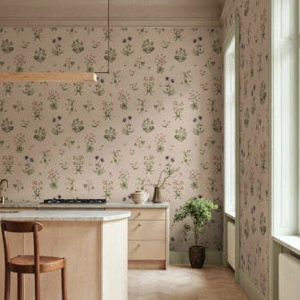 Tapet cu model floral subtil în nuanțe de roz și mov, prezentat într-o bucătărie modernă.