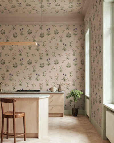 Tapet cu model floral subtil în nuanțe de roz și mov, prezentat într-o bucătărie modernă.