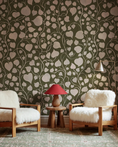 Tapet cu design de viță de vie pe fond verde închis, într-un living modern.