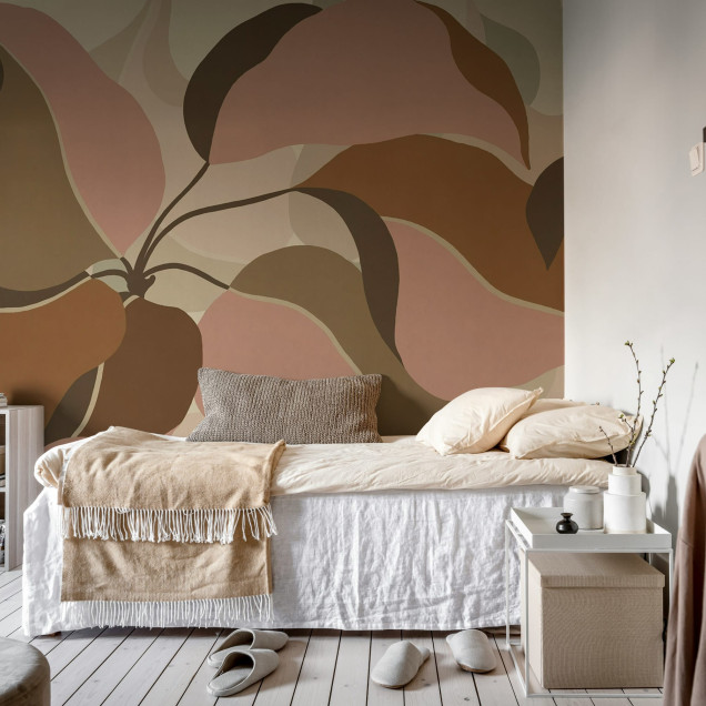 Fototapet cu design abstract de flori în nuanțe de roz, maro și bej, într-un living modern.
