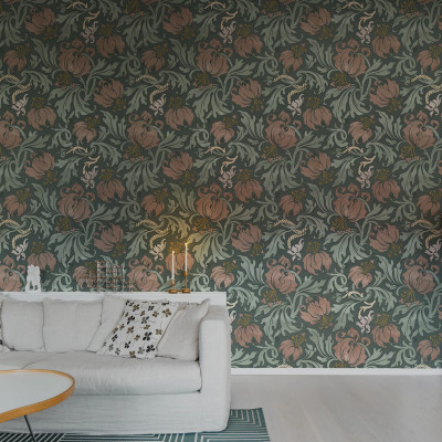 Tapet cu model floral bogat, liliace corai pe un fundal verde intens, într-un living elegant.