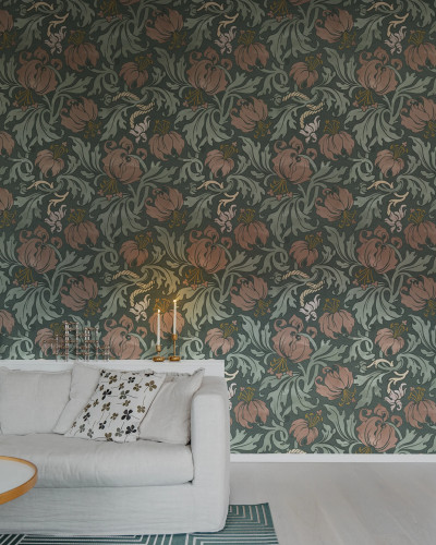 Tapet cu model floral bogat, liliace corai pe un fundal verde intens, într-un living elegant.