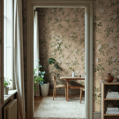 Tapet floral cu flori si frunze in nuante de piersica si verde pe un fundal cald, prezentat intr-un living modern.