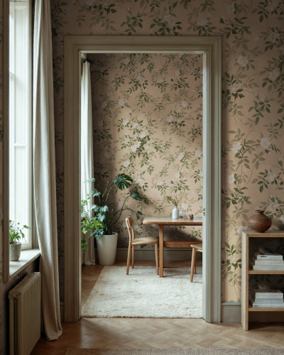 Tapet floral cu flori si frunze in nuante de piersica si verde pe un fundal cald, prezentat intr-un living modern.