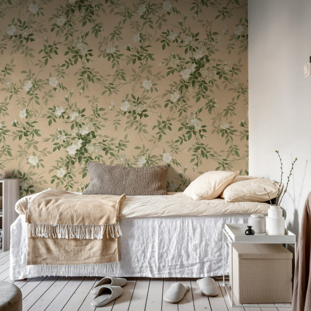 Tapet floral cu flori si frunze in nuante de piersica si verde pe un fundal cald, prezentat intr-un living modern.