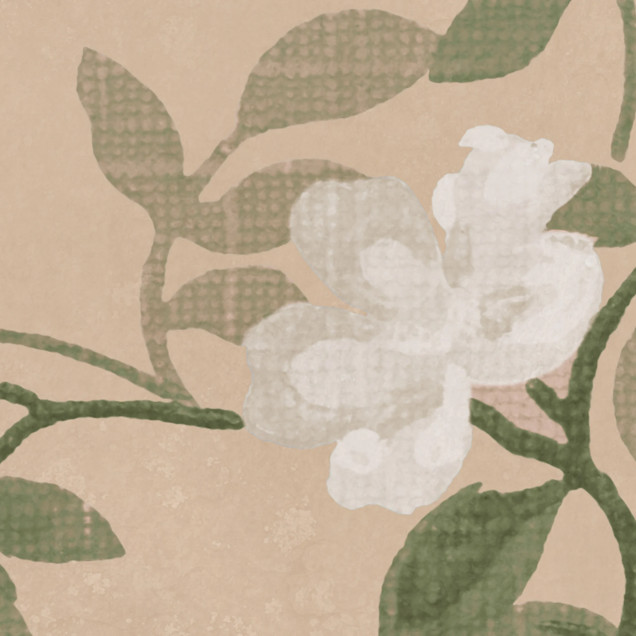 Tapet floral cu flori si frunze in nuante de piersica si verde pe un fundal cald, prezentat intr-un living modern.
