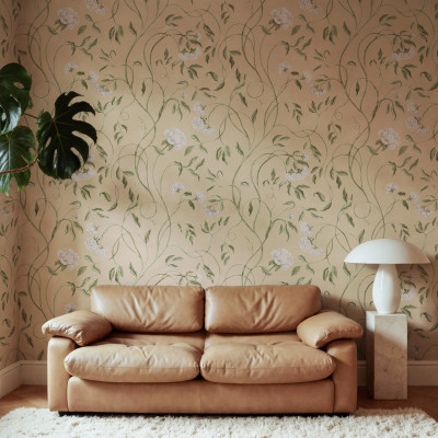 Tapet cu un model floral de bujori în nuanțe de caise și frunze verzi pe un fundal deschis, într-un living decorat cu o canapea din piele.