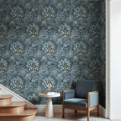 Tapet cu model floral albastru, reprezentând copaci înfloriți și frunziș luxuriant.