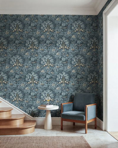 Tapet cu model floral albastru, reprezentând copaci înfloriți și frunziș luxuriant.