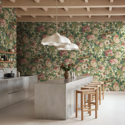 Tapet cu un design floral bogat, predominant verde și roșu, aplicat pe pereții unei bucătării moderne
