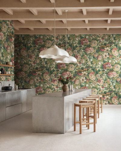 Tapet cu un design floral bogat, predominant verde și roșu, aplicat pe pereții unei bucătării moderne