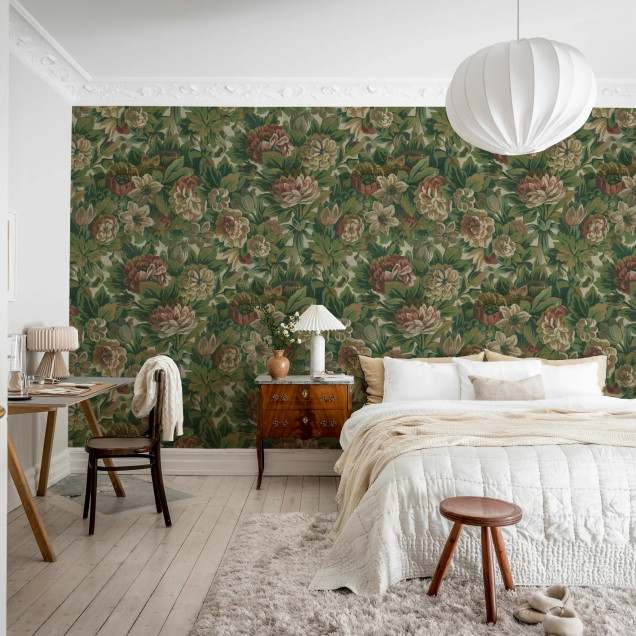 Tapet cu un design floral bogat, predominant verde și roșu, aplicat pe pereții unei bucătării moderne