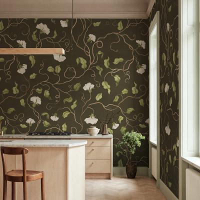 Tapet cu un design botanic de viță de vie cu frunze verzi și flori albe pe un fundal verde închis.