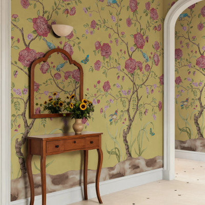 Fototapet Chinoiserie Botanica cu flori roz, păsări albastre și fluturi pe fundal galben-verzui