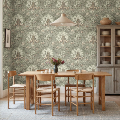 Tapet cu model de copaci înfloriți în nuanțe de verde deschis, într-un living elegant.