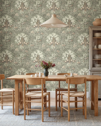 Tapet cu model de copaci înfloriți în nuanțe de verde deschis, într-un living elegant.