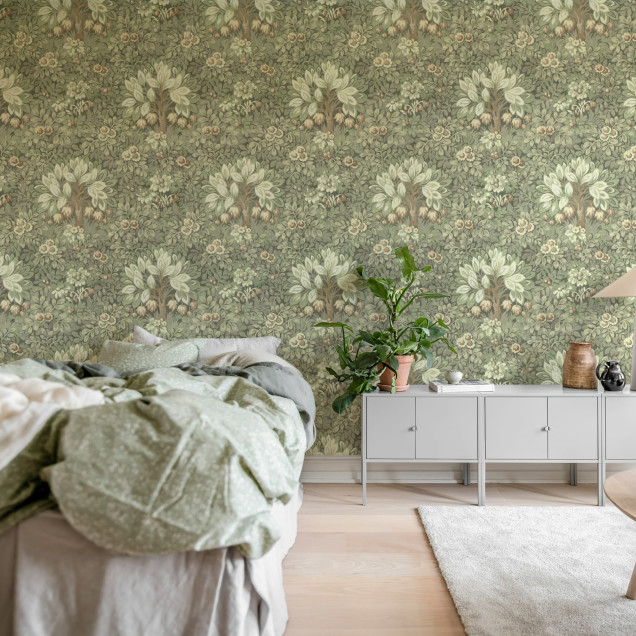 Tapet cu model de copaci înfloriți în nuanțe de verde deschis, într-un living elegant.