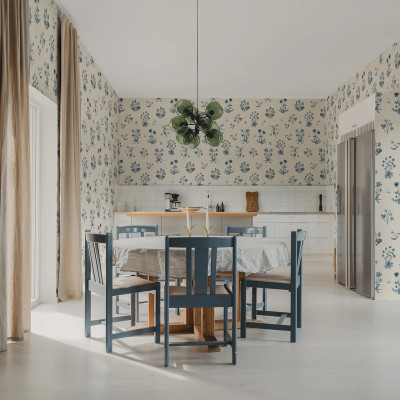 Tapet cu model floral albastru pe fond crem, prezentat într-o bucătărie-sufragerie.