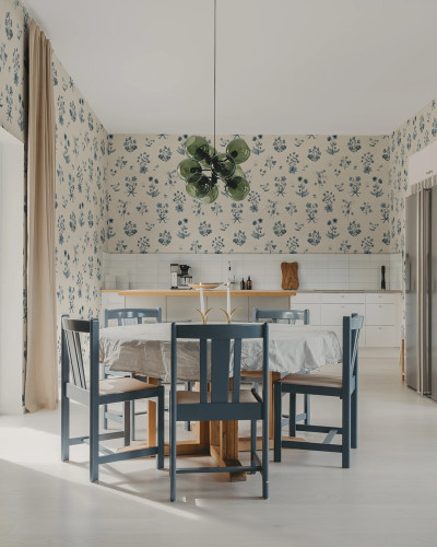 Tapet cu model floral albastru pe fond crem, prezentat într-o bucătărie-sufragerie.