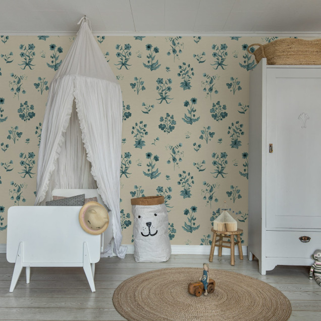 Tapet cu model floral albastru pe fond crem, prezentat într-o bucătărie-sufragerie.