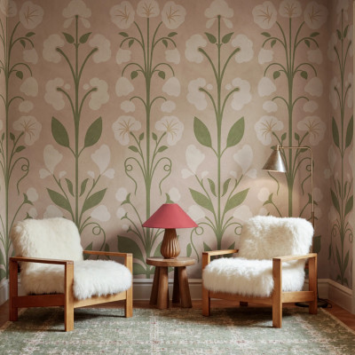 Tapet cu model floral delicat in nuante de roz si verde pe perete